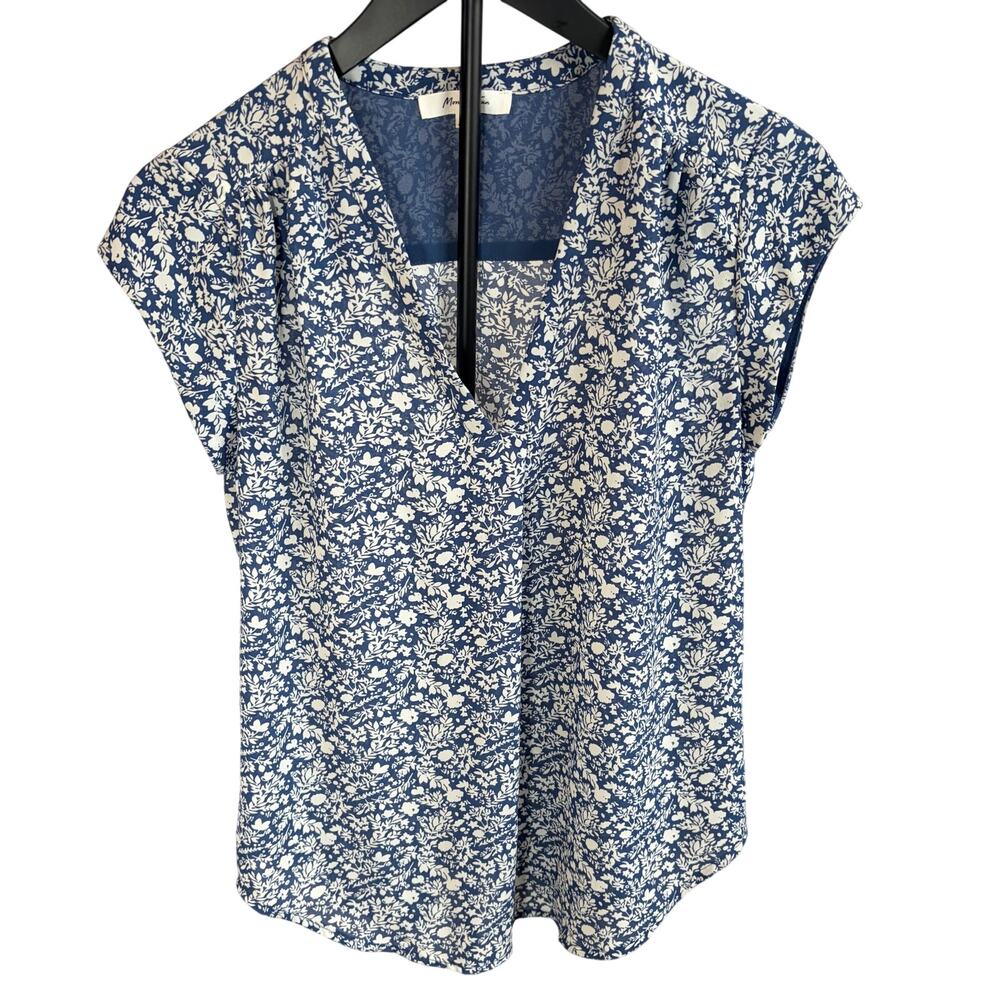 Monday fun womens blue white floral blouse. Size XS. workwear, date night
